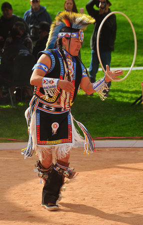 Derrick Suwaima Davis (Hopi/Choctawa) 2013 World Champion Hoop Dance Heard Museum (Rosalina Siswara)